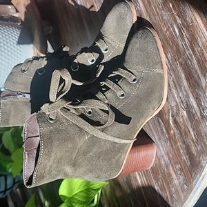 Steve Madden size 8 but feels like 7 1/2.